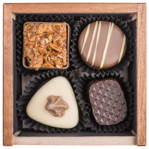 pralinky v drevených škatuľkách, luxusné vianočný darček, luxusné pralinky, firemné darčeky, vianočné darčeky s personalizáciou,
