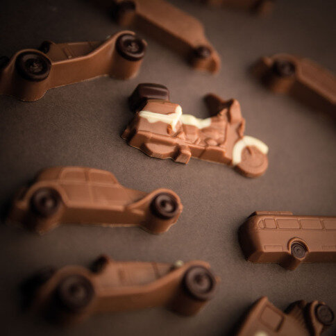 čokoládové autíčka, auta z čokolády, autobus z čokolády, čokoládové auto, čokoládové figurky, figurky z čokolády