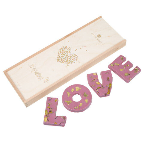 LOVE z ružovej čokolády, nápis LOVE z ruby, ružová čokoláda v drevenej škatuľke