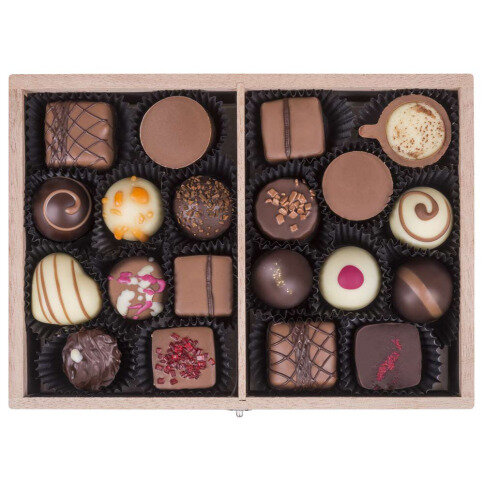 pralinky v drevených škatuľkách, luxusné vianočný darček, luxusné pralinky, firemné darčeky, vianočné darčeky s personalizáciou,