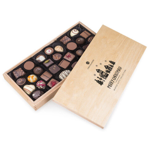 pralinky v drevených škatuľkách, luxusné vianočný darček, luxusné pralinky, firemné darčeky, vianočné darčeky s personalizáciou,