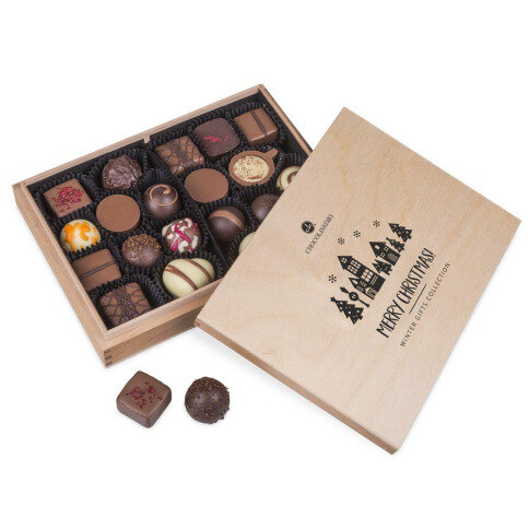 pralinky v drevených škatuľkách, luxusné vianočný darček, luxusné pralinky, firemné darčeky, vianočné darčeky s personalizáciou,