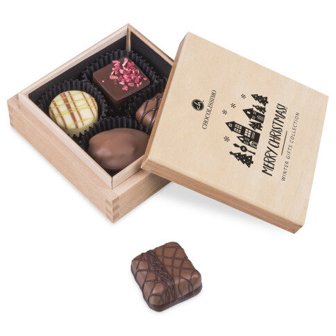 pralinky v drevených škatuľkách, luxusné vianočný darček, luxusné pralinky, firemné darčeky, vianočné darčeky s personalizáciou,