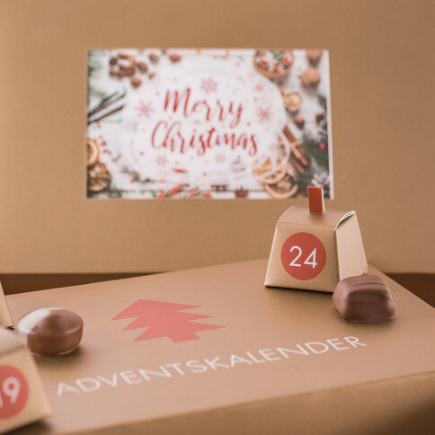 Adventný kalendár s pralinkami a obrázkom