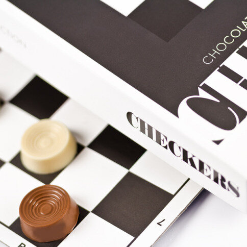 čokoládová dáma, dáma z čokolády, čokoládová hra dáma, dosková hra dáma, čokoládové šach, šach z čokolády, originálne čokoládové figúrky
