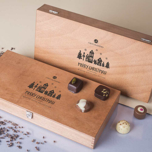 pralinky v drevených škatuľkách, luxusný vianočný darček, luxusné pralinky, firemné darčeky, vianočné darčeky s personalizáciou