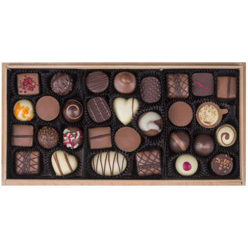 pralinky v drevených škatuľkách, luxusné vianočný darček, luxusné pralinky, firemné darčeky, vianočné darčeky s personalizáciou,