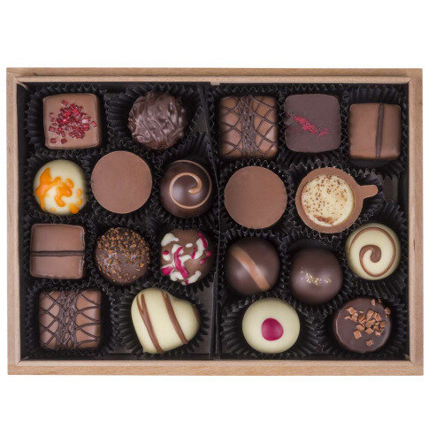pralinky v drevených škatuľkách, luxusné vianočný darček, luxusné pralinky, firemné darčeky, vianočné darčeky s personalizáciou,