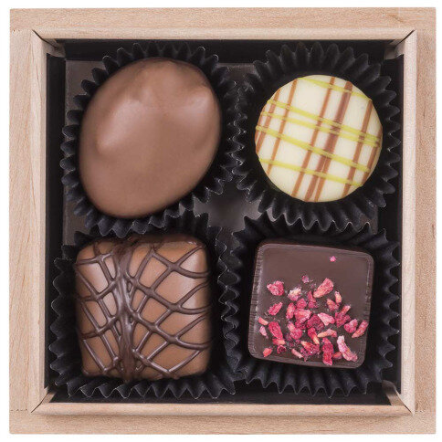 pralinky v drevených škatuľkách, luxusné vianočný darček, luxusné pralinky, firemné darčeky, vianočné darčeky s personalizáciou,