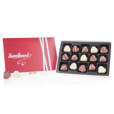 Čokoládová bonboniéra plná srdiečok, čokoládové pralinky srdiečka, romantický sladký darček z čokolády, čokoládové pralinky